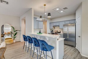 Kjøleskap, mikrobølgeovn, ovn og oppvaskmaskin