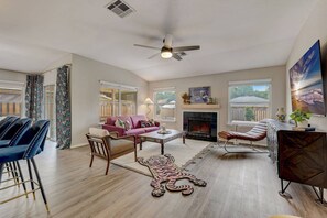 Smart TV, video games, Netflix, Hulu - Amenities Galore - Heated Pool, Hot Tub, Cold Plunge, Grill, Gym, Peloton Bike, Massage Chair, Games (Round Rock)