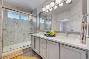 Shower, hair dryer, bidet, towels