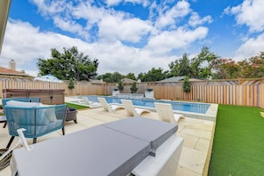 A heated pool - Amenities Galore - Heated Pool, Hot Tub, Cold Plunge, Grill, Gym, Peloton Bike, Massage Chair, Games (Round Rock)