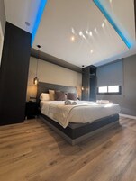 Premium Σουίτα | Κλινοσκεπάσματα υψηλής ποιότητας, κρεβάτια memory foam, δωρεάν Wi-Fi 