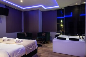 プレミアム スイート | 高級寝具、低反発ベッド、WiFi (無料)、ベッドシーツ