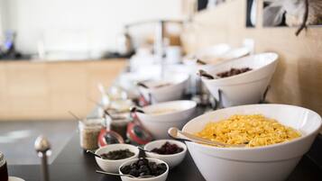 Una mesa de bufé con diversos alimentos y condimentos.