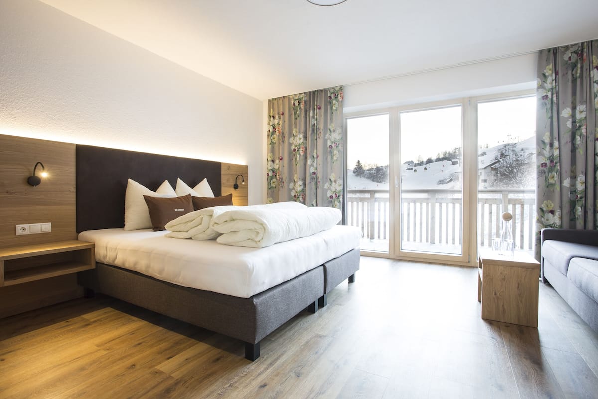 deluxe double room, balcony | minibar, in-room safe, desk, blackout curtains