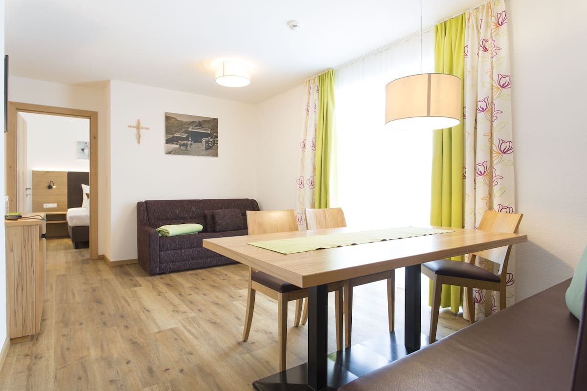 Apartment | Living area | Flat-screen TV, toys