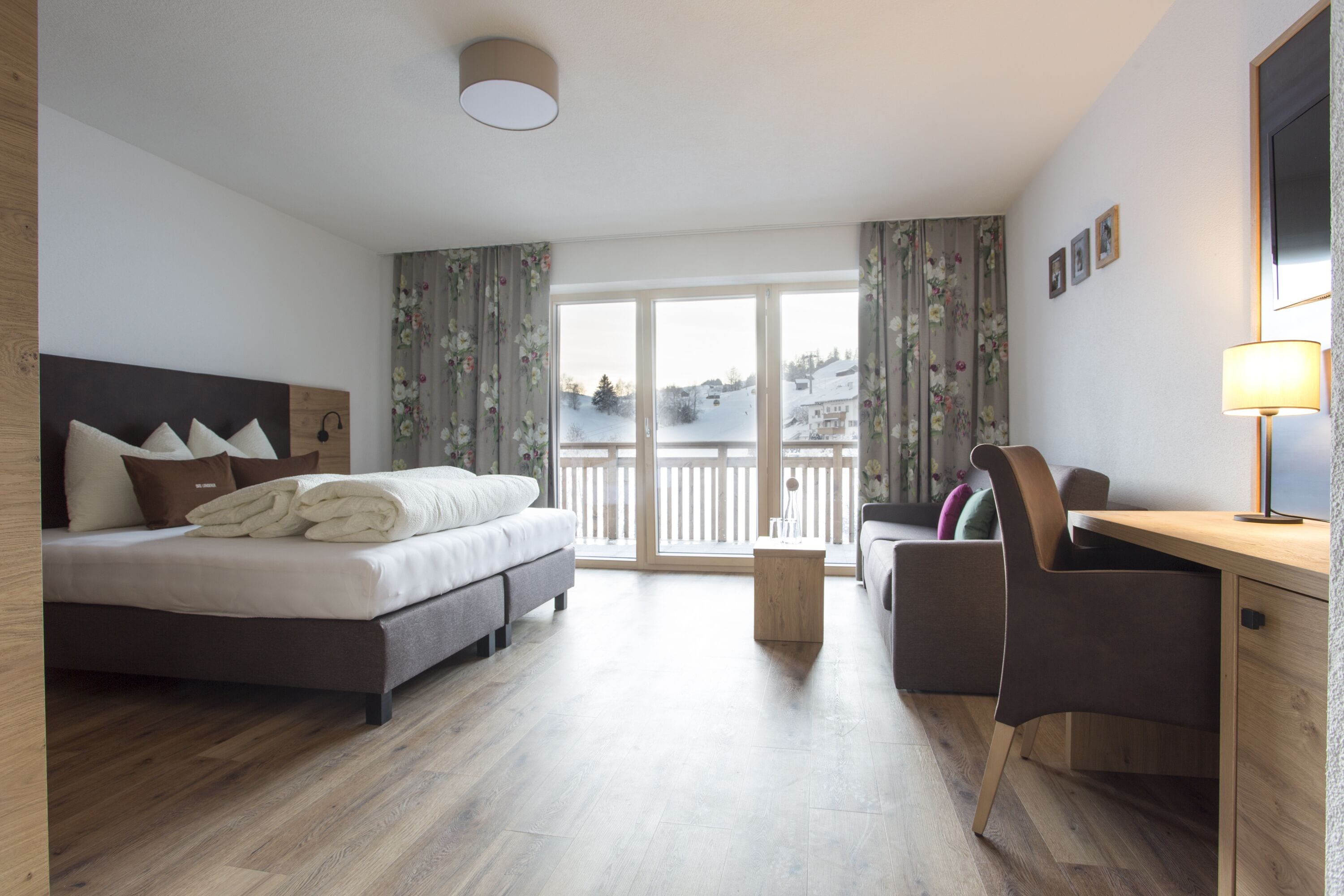 deluxe double room, balcony | minibar, in-room safe, desk, blackout curtains