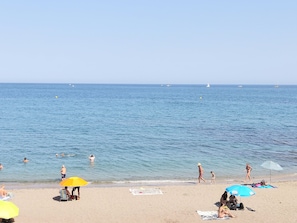 Sur la plage, chaise longue, serviettes de plage