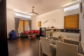 Villa, 2 chambres, fumeur, terrasse | Salle de séjour | Téléviseur