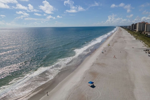 Steps to beach time, Cozy Condo, Great Escape for Couples, Pool