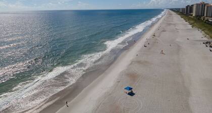 Steps to beach time, Cozy Condo, Great Escape for Couples, Pool