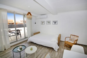 1 slaapkamer, een strijkplank/strijkijzer, wifi, beddengoed