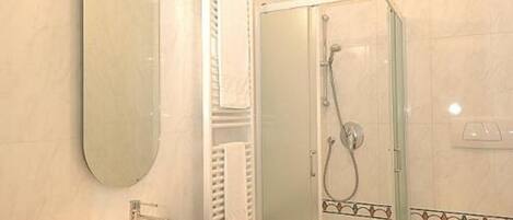 Suihku, hiustenkuivaaja, pyyhkeet, vessapaperi