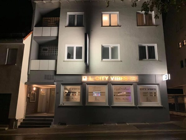 A building with a sign reading "City Vibes Hotel & Bistro" and three windows labeled "City Vibes," "Bistro Lounge," and "Cafe-Bar." - City Vibes Hotel (Sindelfingen)