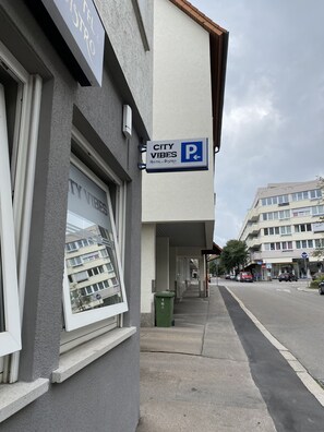 A building with a sign for "City Vibes Hotel & Bistro" and a parking sign. - City Vibes Hotel (Sindelfingen)