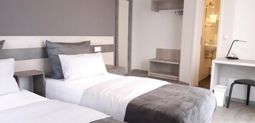 Quarto duplo empresarial | Escrivaninha, Wi-Fi de cortesia