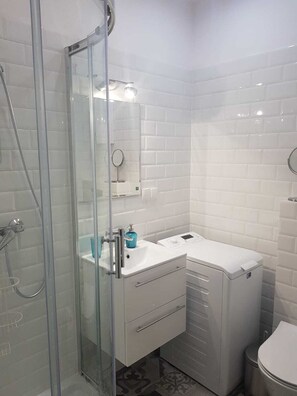 Apartamento conforto, 2 quartos, sacada | Banheiro | Chuveiro, toalhas de banho, shampoo 