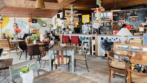 Ein rustikales Interieur mit Holzmöbeln, einer Bar und verschiedenen Dekorationselementen.