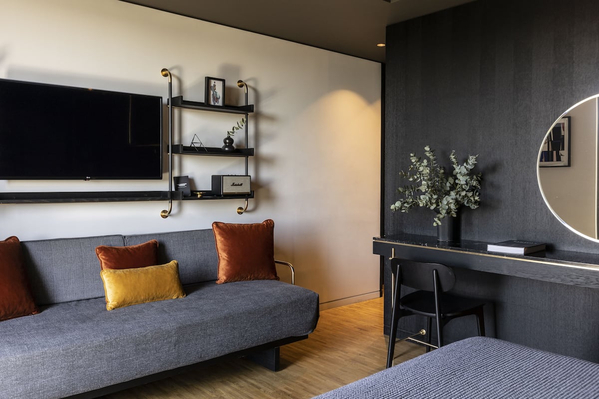 2 bedrooms, Egyptian cotton sheets, premium bedding, minibar