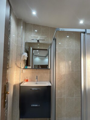 Tripla familiare | Bagno | Doccia, asciugacapelli, asciugamani, sapone