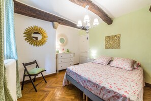 5 camere, una cassaforte in camera, ferro/asse da stiro, Wi-Fi gratuito