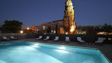 室外游泳池,恒温泳池,日光浴躺椅