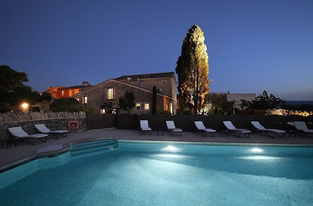 Outdoor pool, a heated pool, sun loungers. Bastide Des Demoiselles