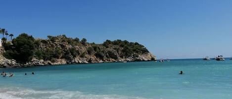 Una spiaggia nelle vicinanze