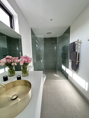 Baignoire, sèche-cheveux, serviettes fournies, savon