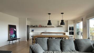 Smart TV, DVD player, livros