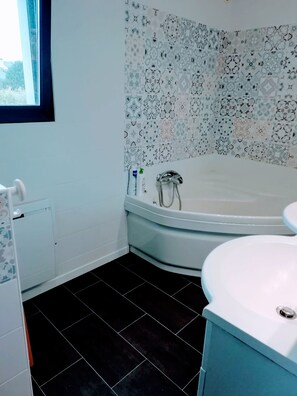 Combined shower/bathtub, hair dryer, towels, soap
