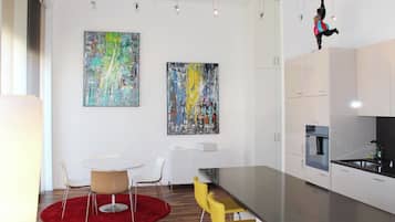 Apartment, 2 Bedrooms, Accessible, Smoking | Dining room