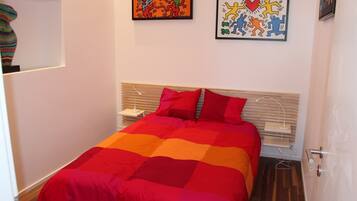 Apartment, 2 Bedrooms, Accessible, Smoking | 3 bedrooms, iron/ironing board, travel cot, bed sheets