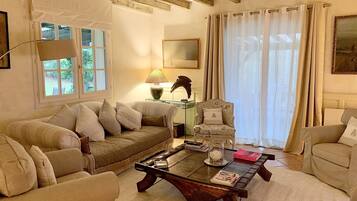 TV connectée, cheminée, livres, espaces bureaux