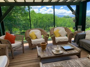 Älytelevisio, takka, kirjoja, työhuone