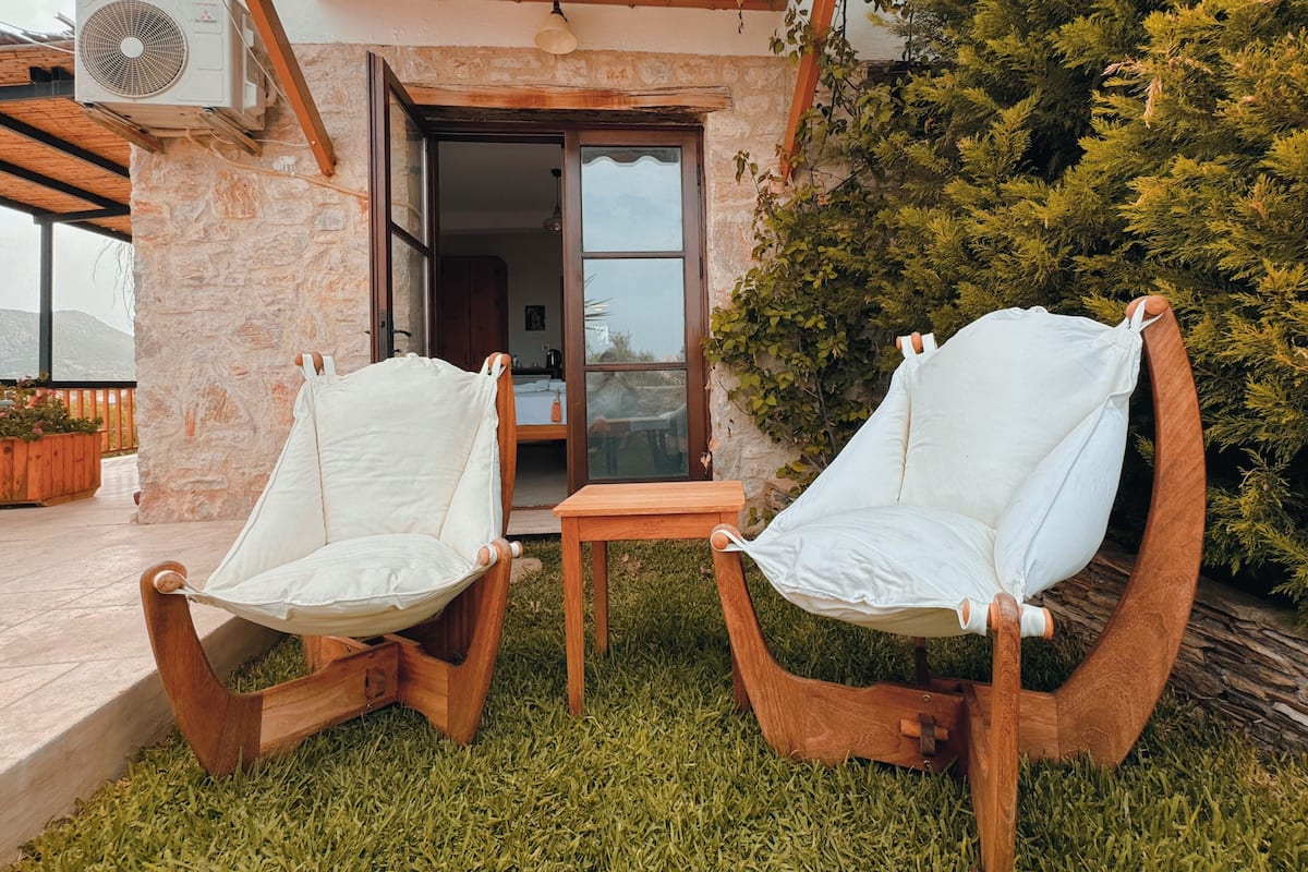 Deluxe Double Room, Sea View, Garden Area | Hypo-allergenic bedding, minibar, desk, soundproofing
