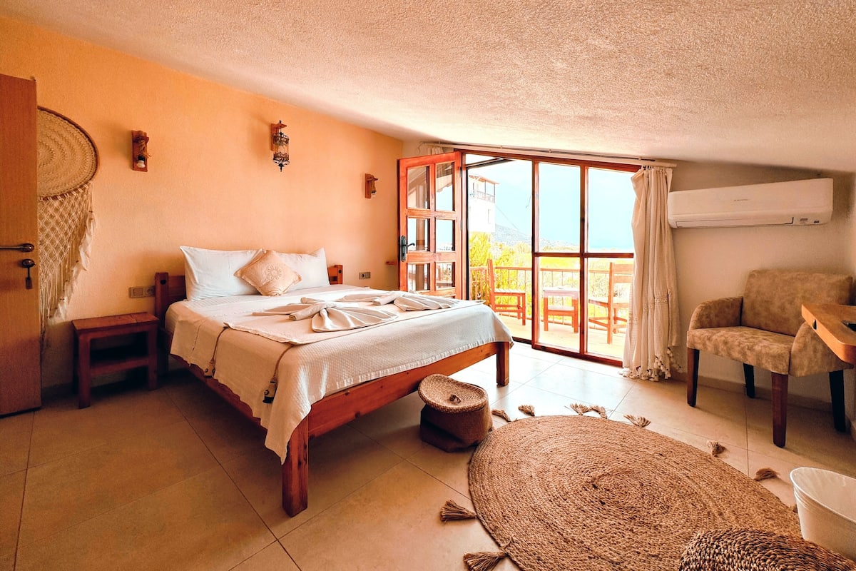 Double Room, Sea View, Sea Facing | Hypo-allergenic bedding, minibar, desk, soundproofing