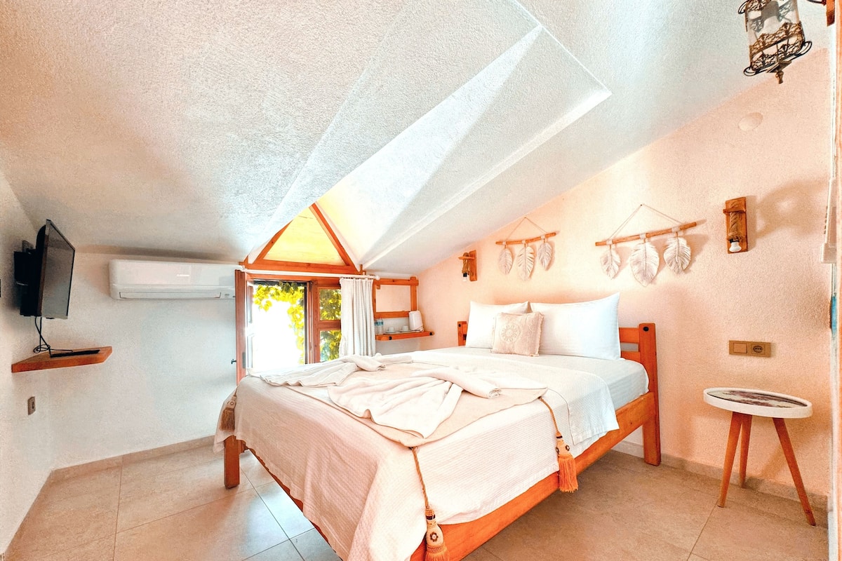 Standard Double Room | Hypo-allergenic bedding, minibar, desk, soundproofing