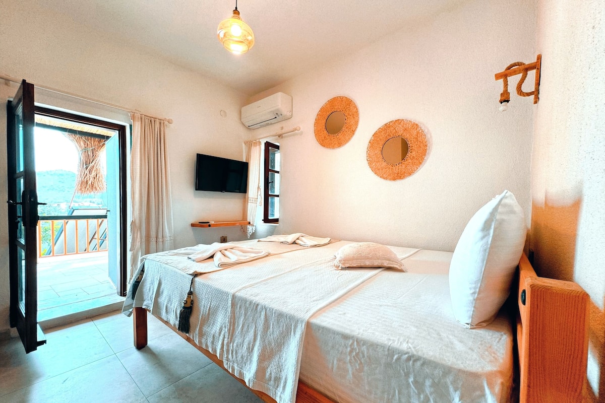 Deluxe Double Room, Terrace | Hypo-allergenic bedding, minibar, desk, soundproofing