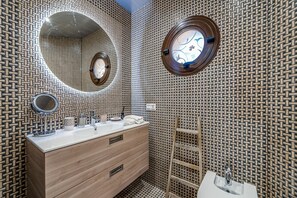 Een douche, een haardroger, een bidet, handdoeken