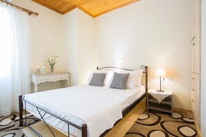 2 dormitorios, tabla de planchar con plancha, ropa de cama