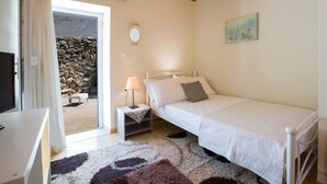 2 bedrooms, iron/ironing board, bed sheets - Lefkascottagehouse Villa (Lefkada)