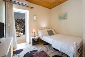 2 quartos, ferros/tábuas de passar roupa, roupa de cama