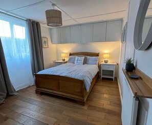 2 quartos, ferros/tábuas de passar roupa, berço de viagem