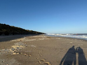 Nær stranden og strandhåndklær