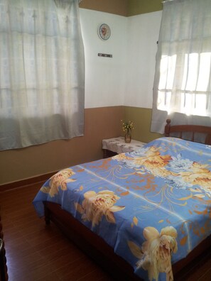 2 Schlafzimmer, Bügeleisen/Bügelbrett
