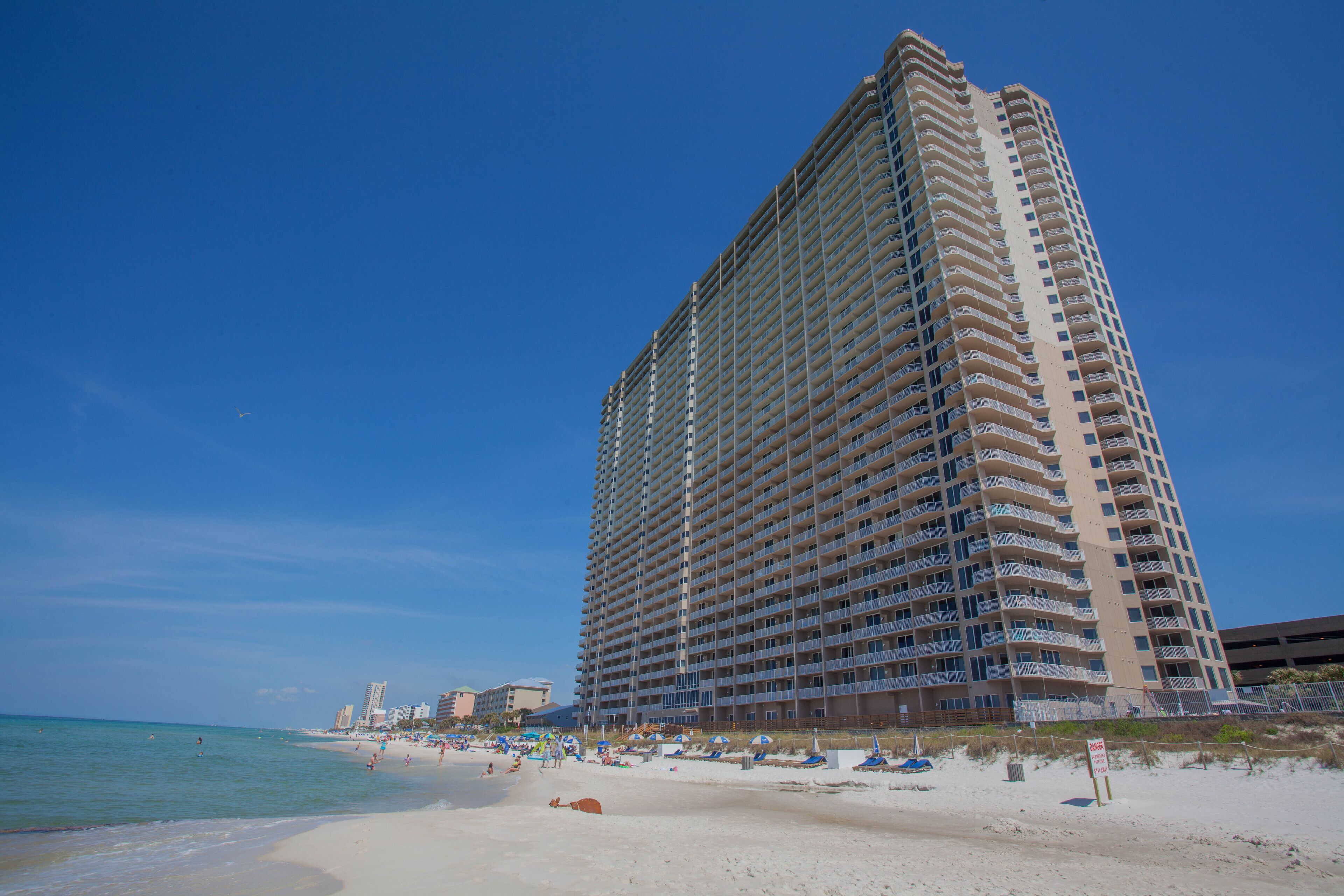 على الشاطئ، الغوص بأنبوب التنفس، ركوب الأمواج باستخدام الألواح الشراعية