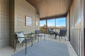 Outdoor dining - Beautiful Ground Level Villa 3 bedroom/3 bath close to shows and SDC (Branson West)