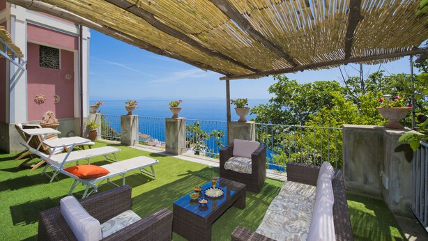 A terrace with outdoor furniture, a table with food, and a view of the sea. - Palazzo Rocco - Villa Red Moon in Love - 1 Room - 1 bath - 4 person - Sea 500 mt (Praiano)