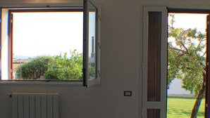 Une pièce dotée d’une fenêtre et d’une porte donnant sur un espace extérieur.
