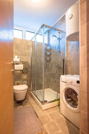 City Studio | Bathroom | Shower, hair dryer, towels, soap